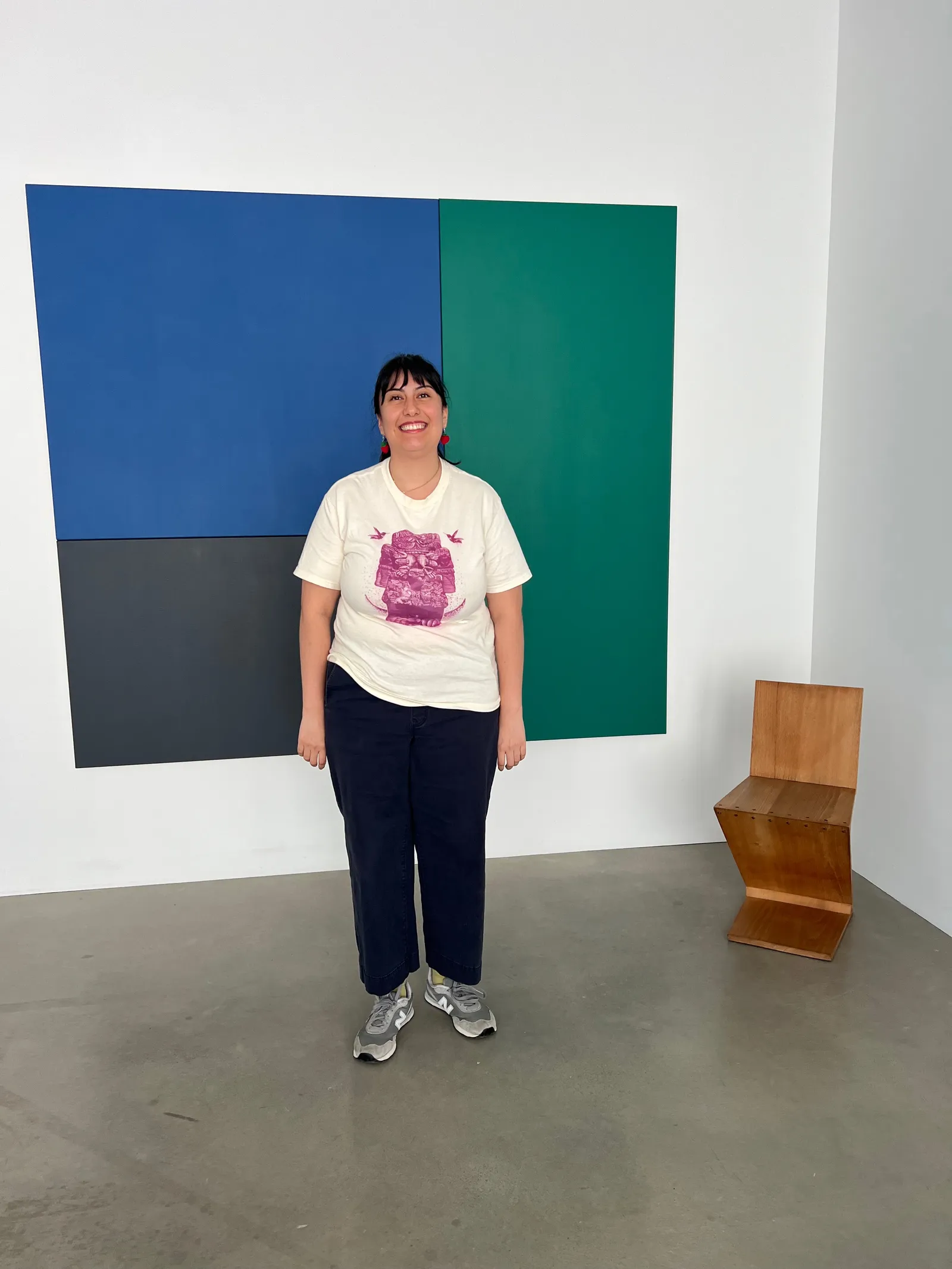Jennifer analyzing small maquettes of minimalist sculptures in the studio
